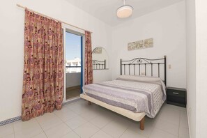 Een strijkplank/strijkijzer, beddengoed