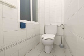 Een haardroger, een bidet, handdoeken