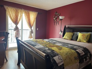 5 bedrooms, iron/ironing board, Internet - close center st. airport and shopping center single house for big family (Calgary)
