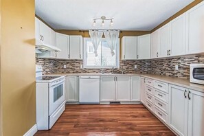 Private kitchen - close center st. airport and shopping center single house for big family (Calgary)