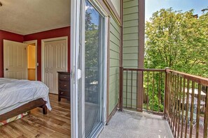 5 bedrooms, iron/ironing board, Internet - close center st. airport and shopping center single house for big family (Calgary)