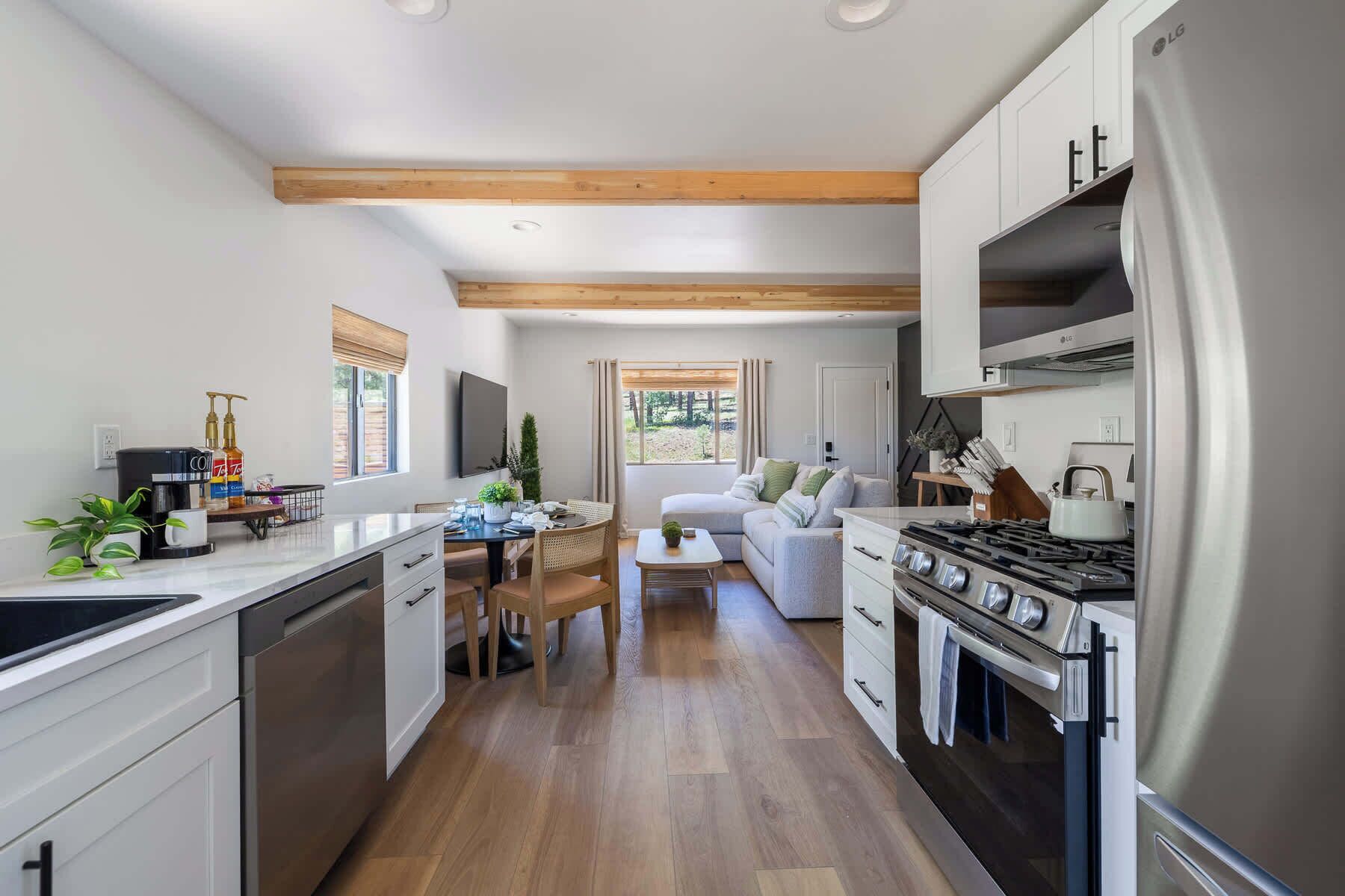 Køleskab, mikrobølgeovn, ovn, kogeplade