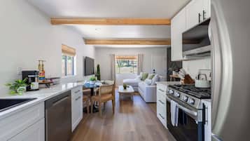 Køleskab, mikrobølgeovn, ovn, kogeplade