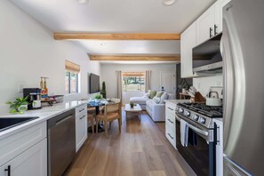 ثلاجة، ميكروويف، فرن، موقد طهي مسطح