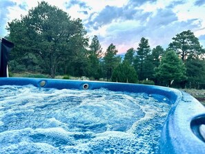 Outdoor spa tub - Woodland Farmhouse with Hot Tub (Flagstaff)