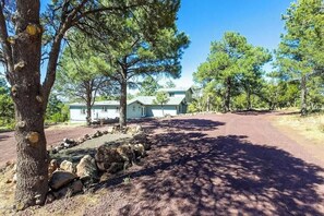 Property grounds - Modern Farmhouse w/ Hot Tub • Fire Pit, Woods (Flagstaff)