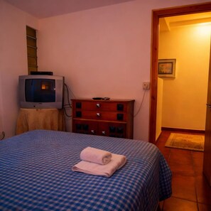 2 habitaciones, tabla de planchar con plancha y ropa de cama 