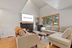 TV - Homestead Hideaway - 3 Bed Home, Minutes from Skiing, Amenities Galore! (Edwards)