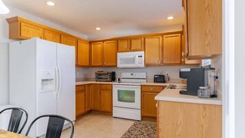 Micro-ondes, four, plaque de cuisson, lave-vaisselle