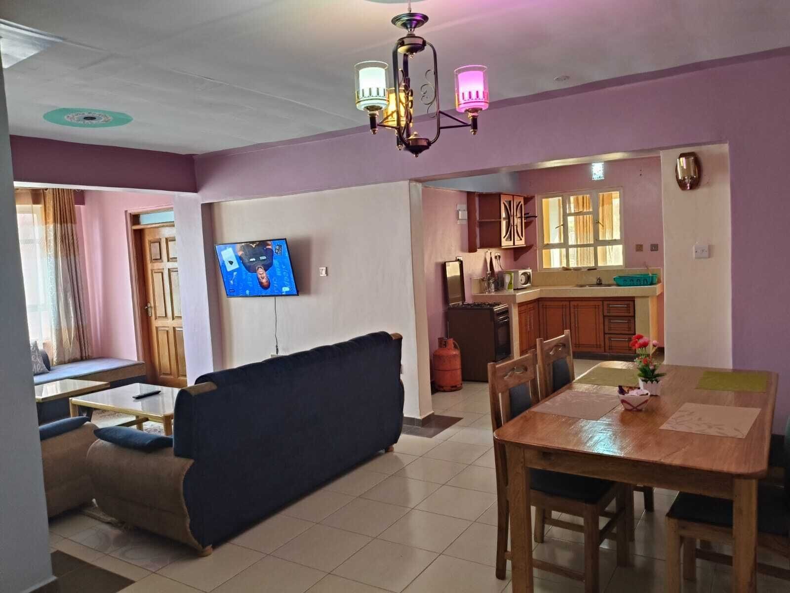 Departamento Deluxe, vista a la ciudad | Área de sala de estar | Smart TV de 32 pulgadas con canales digitales 