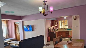 Deluxe-Apartment, Stadtblick | Wohnbereich | 32-Zoll-Smart-TV mit Digitalempfang