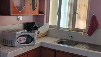 Appartement Familial, vue ville | Cuisine privée | Réfrigérateur, micro-ondes, batterie de cuisine, vaisselle et ustensiles