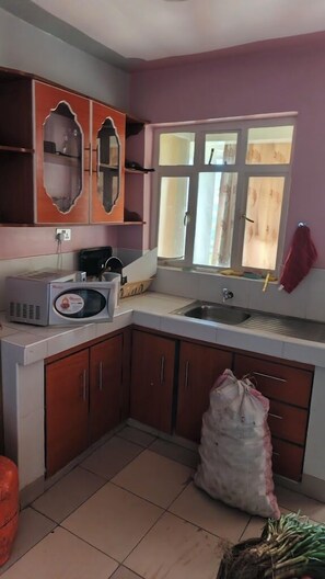 Appartement Familial, vue ville | Cuisine privée | Réfrigérateur, micro-ondes, batterie de cuisine, vaisselle et ustensiles