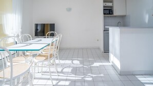 Unclassified image, 4 of 16, button - Retreat for 8 With Shared Pool (Agde)