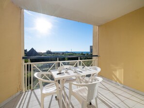 Apartment | Outdoor dining - Retreat for 8 With Shared Pool (Agde)