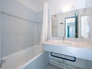 Apartment | Bathroom - Retreat for 8 With Shared Pool (Agde)
