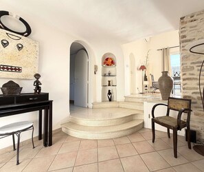 Interior - Beautiful villa with panoramic sea view and pool, close to the beach, for 6 guests. (SANARY SUR MER)
