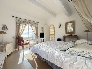 3 bedrooms, free WiFi - Beautiful villa with panoramic sea view and pool, close to the beach, for 6 guests. (SANARY SUR MER)