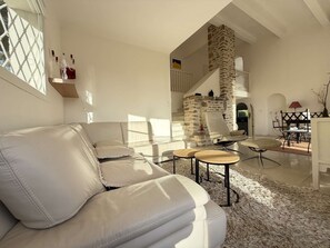 Living area - Beautiful villa with panoramic sea view and pool, close to the beach, for 6 guests. (SANARY SUR MER)