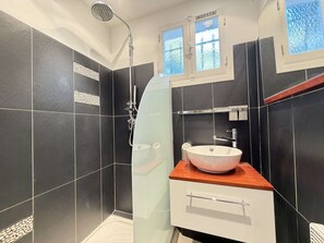 Bathroom - Beautiful villa with panoramic sea view and pool, close to the beach, for 6 guests. (SANARY SUR MER)