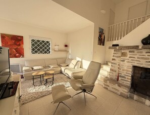 Living area - Beautiful villa with panoramic sea view and pool, close to the beach, for 6 guests. (SANARY SUR MER)