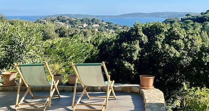 MAISON AVEC VUE MER, RESIDENCE AVEC PISCINE ET TENNIS POUR 4 PERS.