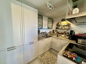 Fridge, microwave, oven, dishwasher - House with sea view in a residence with swimming pool and tennis courts (STE MAXIME)