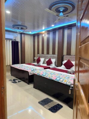 Basic Double Room, Balcony | Bed sheets - Hotel Yash Dham (Ayodhya)