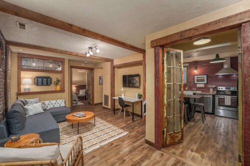 #StayinMyDistrict Sellwood+Cozy King Suite