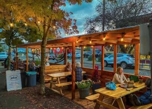 Outdoor dining - #StayinMyDistrict Sellwood+Cozy King Suite (Portland)