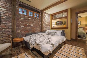 Escriptori, planxa i posts de planxar, un bressol de viatge i wifi 