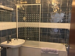 Apartment | Bathroom - Standard Twin Room (Colchester)