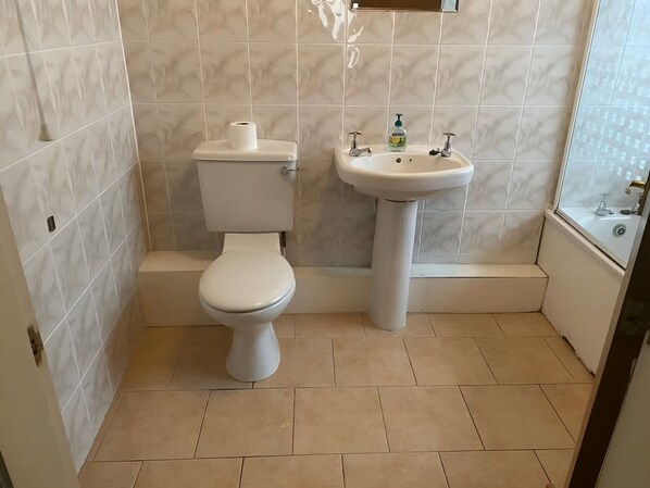 Bathroom - Standard Twin Room (Colchester)