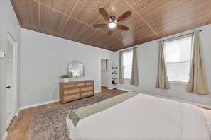 Iron/ironing board, WiFi, bed sheets - Luxe Living Suites #1, 3 minutes to DT Cincy (Covington)