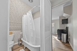 Een haardroger, handdoeken, zeep, toiletpapier