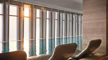 Piscina interna, funciona das 7h às 22h, salva-vidas no local