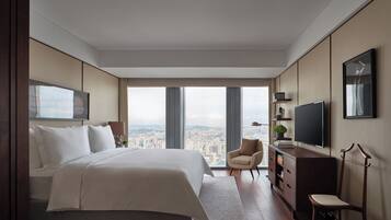 Apartment, 1 Bedroom, Non Smoking, City View | In-room safe, desk, laptop workspace, blackout curtains