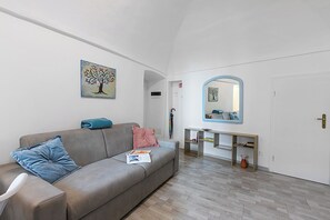 Standard Apartment, Multiple Bedrooms (Casa di Ta') | Living area | 21-inch Smart TV with cable channels - Casa di Ta' (Sanremo)