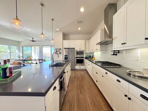 Fridge, microwave, stovetop, dishwasher - Modern Palm Desert Home, Community Pool, Spa, Gym (Palm Desert)