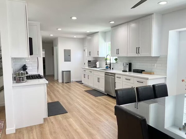 Private kitchen - 3 Br House by Disneyland and LA (La Habra)