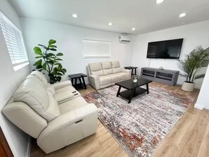Smart TV - 3 Br House by Disneyland and LA (La Habra)