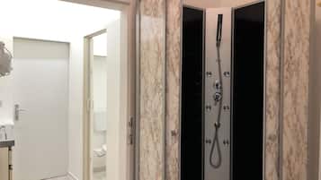 Leilighet – basic | Bad | Dusj, toalettartikler (inkludert), hårføner og håndklær