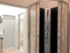 เบสิกอพาร์ทเมนท์ | ห้องน้ำ | ฝักบัว, ของใช้ในห้องน้ำฟรี, ไดร์เป่าผม, ผ้าเช็ดตัว