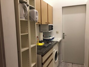Basic Apartment | Private kitchen | Fridge, microwave, stovetop, dishwasher