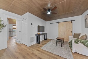 Iron/ironing board, Internet, bed sheets - Luxe Living Suites #2, 3 minutes to DT Cincy (Covington)