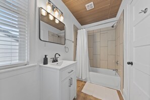 Hair dryer, towels, soap, toilet paper - Luxe Living Suites #2, 3 minutes to DT Cincy (Covington)