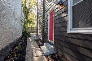 Exterior detail - Luxe Living Suites #2, 3 minutes to DT Cincy (Covington)