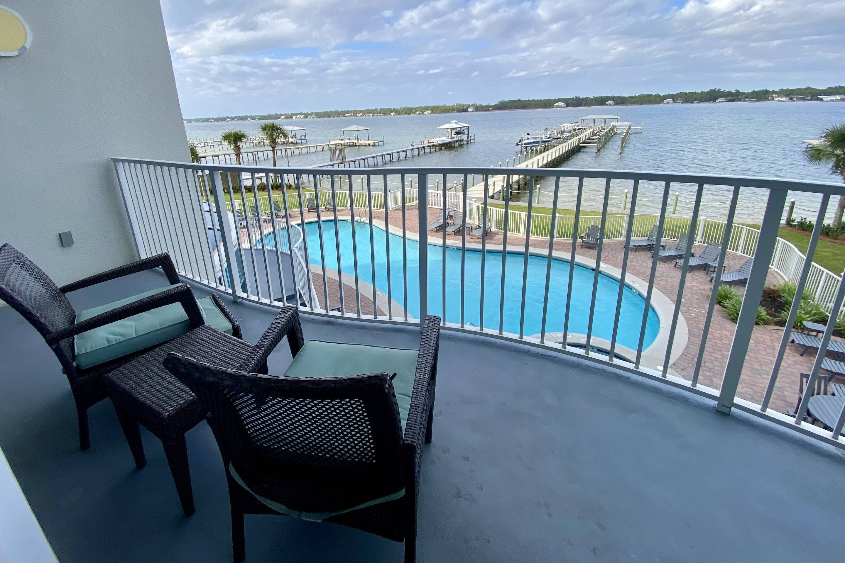 Innendørsbasseng og et oppvarmet basseng