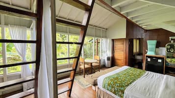 Cabin, Mountain View | In-room safe, bed sheets