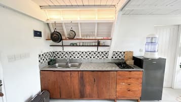 Stovetop, dishwasher, rice cooker, cookware/dishes/utensils